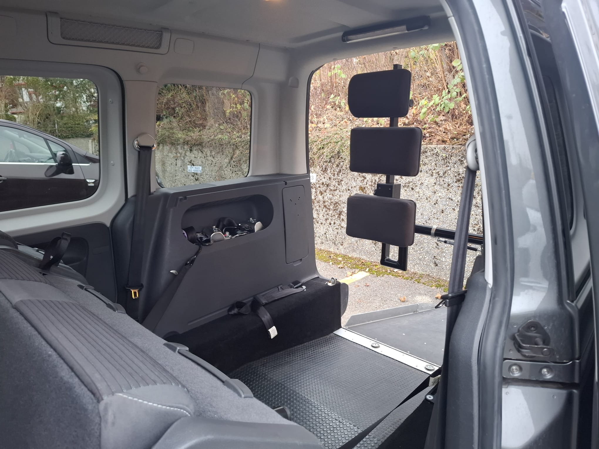 Rollstuhltaxi in Aargau vor medizinischer Einrichtung